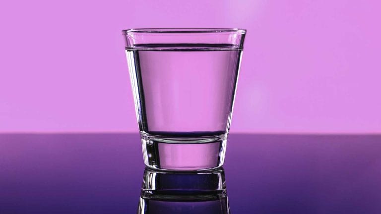 Incredibile bere acqua calda apporta questi benefici